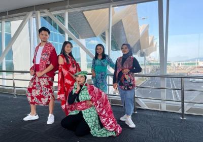 Fashion Show Busana Batik Bikin Bandara Sam Ratulangi Manado Riuh dan Ramai, Wisatawan Mancanegara Senang