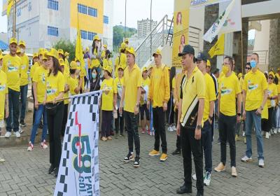 Peringati HUT Partai Golkar ke-58, Miky Wenur Lepas Peserta Jalan Sehat 